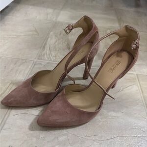 Michael Kors Suede Pumps Sz 7
Ankle strap
4 inch heel
Like new, ,good condition